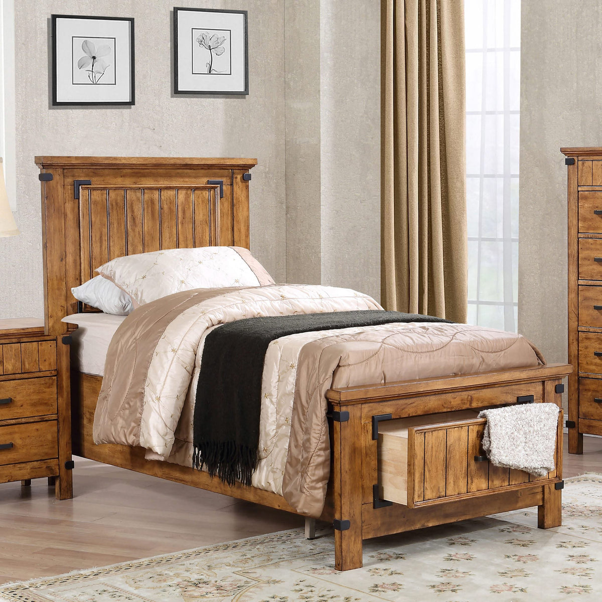 Cama individual con paneles de almacenamiento Brenner Wood, color miel rústico