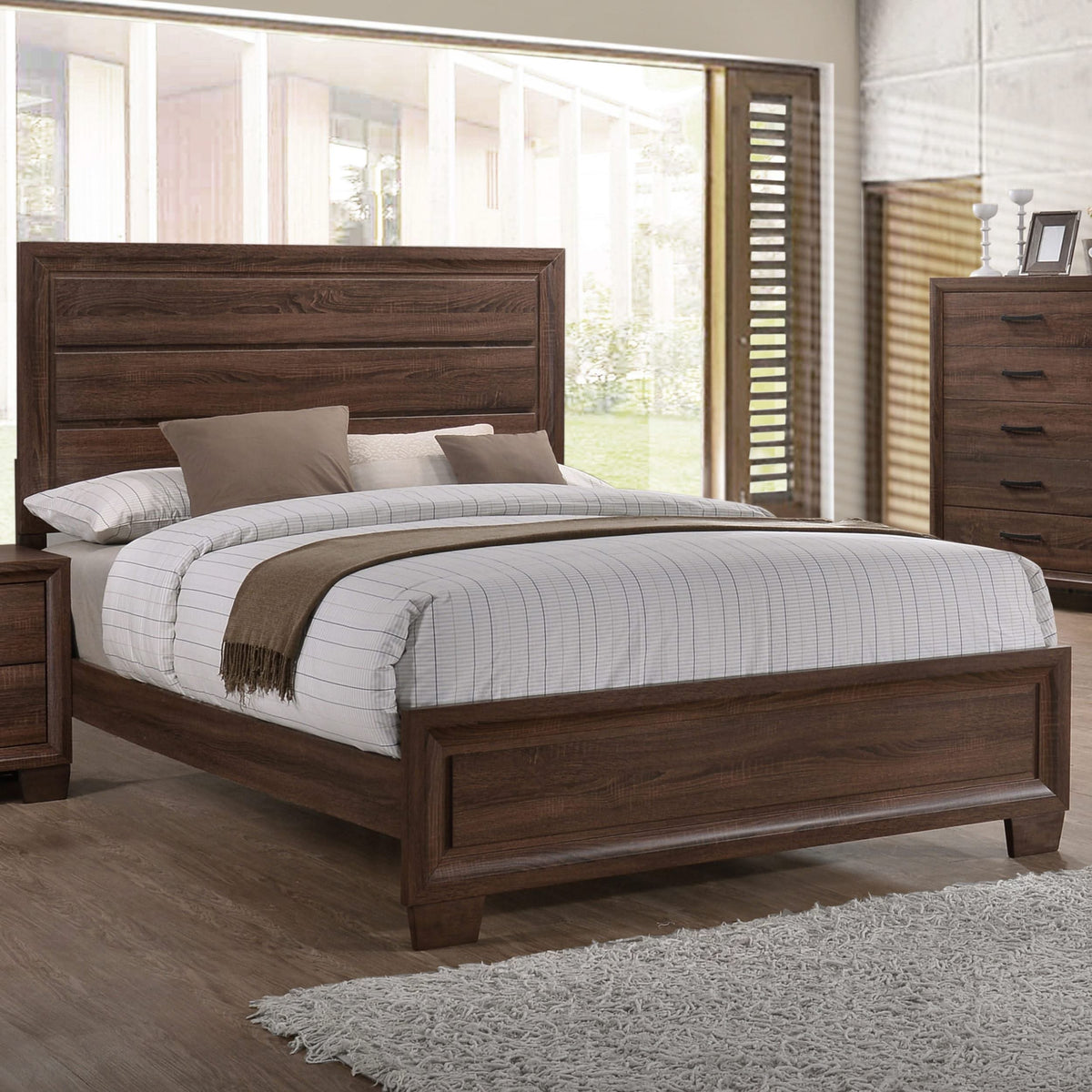 Cama Brandon Wood Eastern King con paneles en marrón cálido