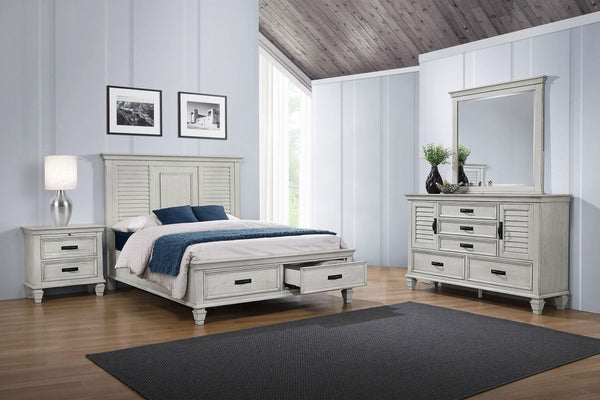 Juego de dormitorio Franco Eastern King de 4 piezas en blanco desgastado