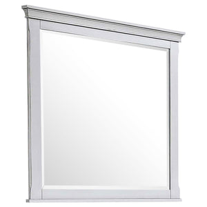 Juego de dormitorio Franco California King de 4 piezas en blanco desgastado