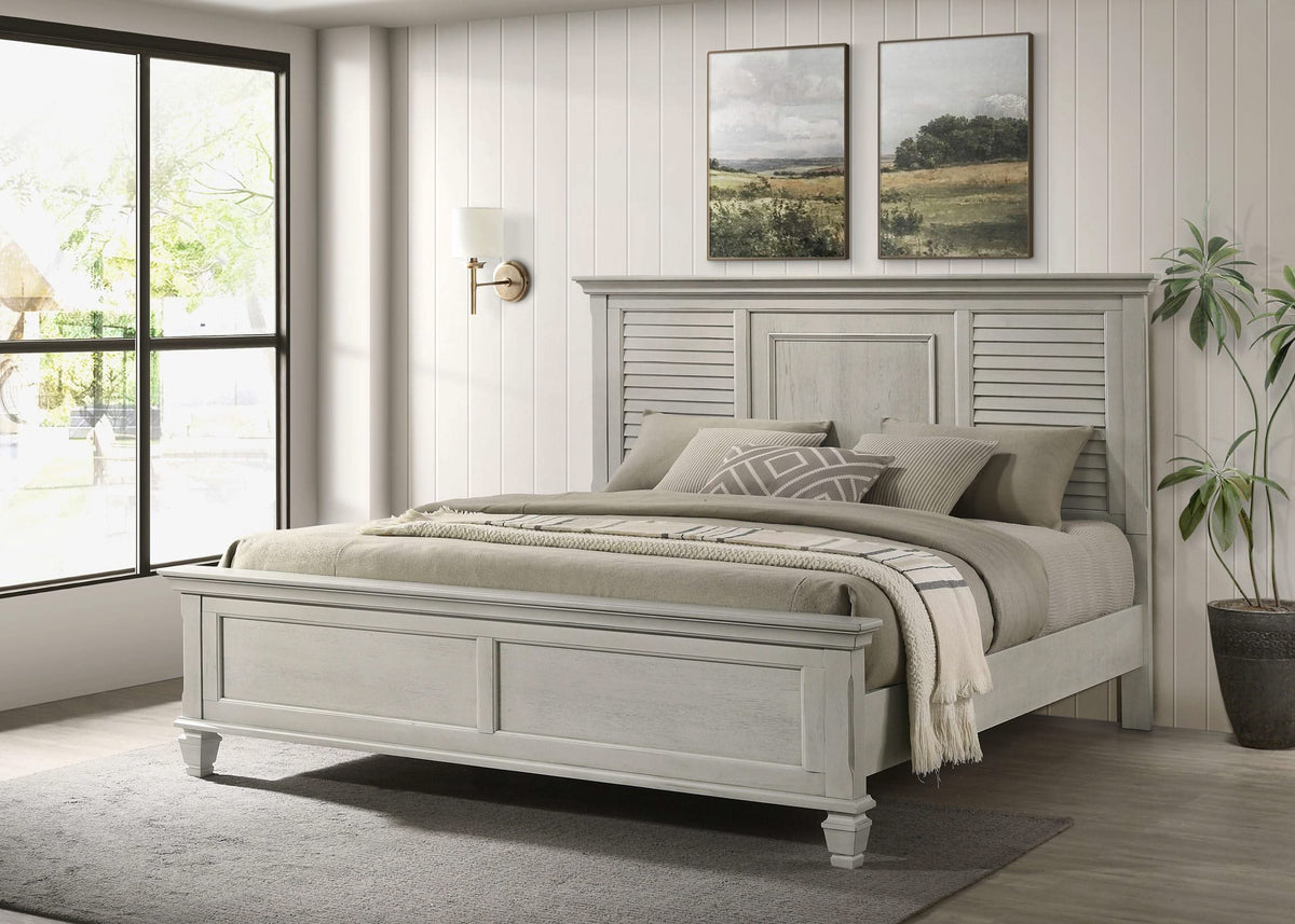 Cama Franco Wood Eastern King con paneles en blanco envejecido