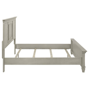 Cama Franco Wood Eastern King con paneles en blanco envejecido