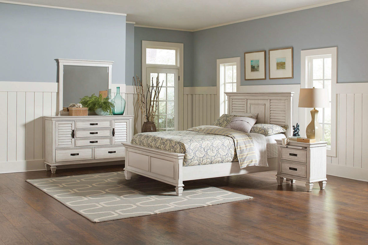 Juego de dormitorio Franco California King de 4 piezas en blanco desgastado