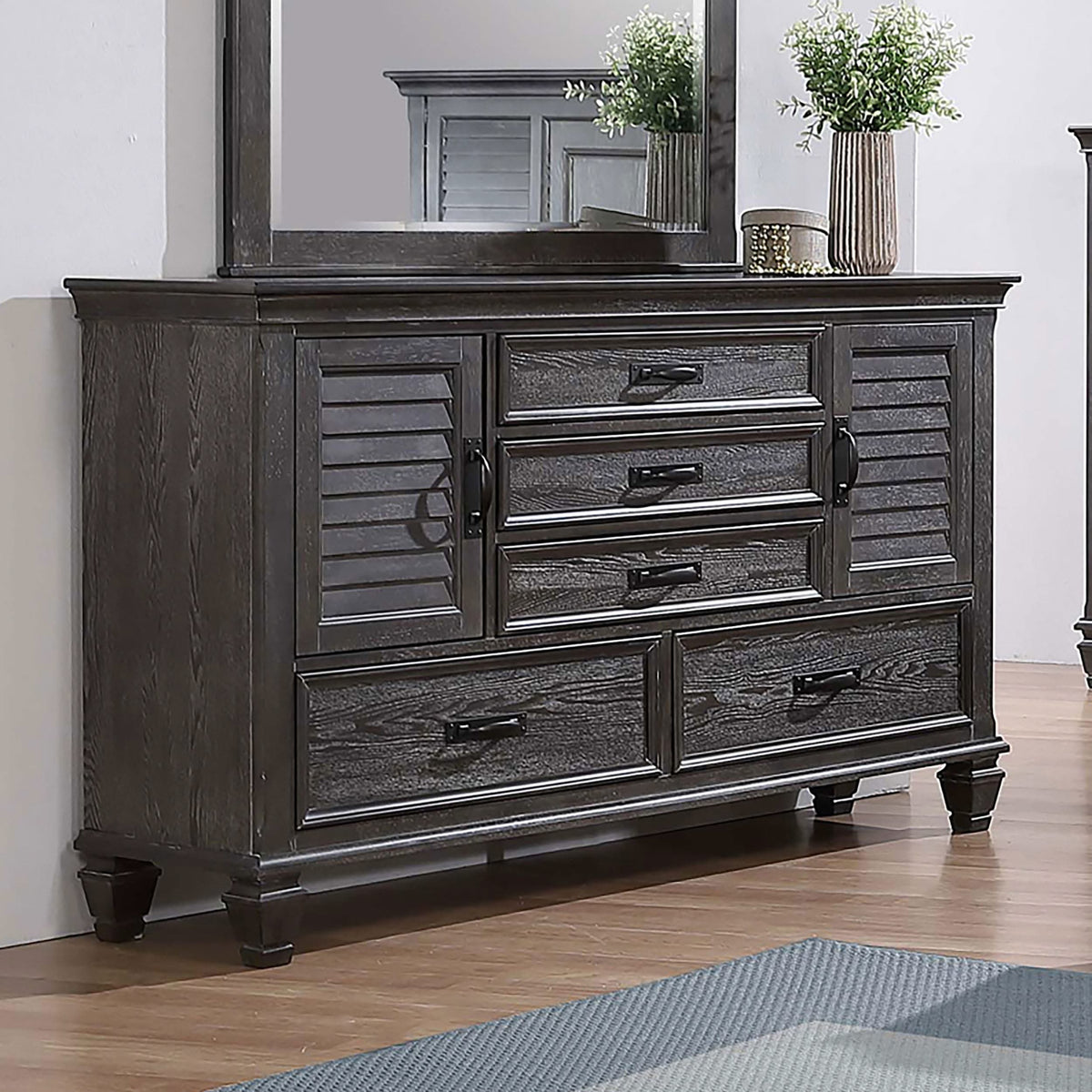 Cómoda Franco de 5 cajones en color salvia desgastada