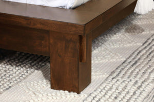 Cama Queen Genevieve con plataforma en marrón oscuro