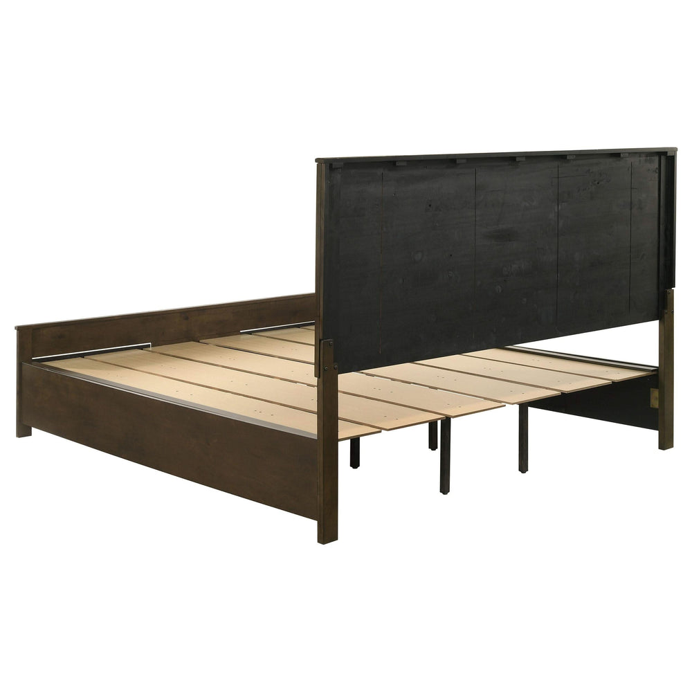 Juego de dormitorio Woodmont California King de 4 piezas en marrón dorado