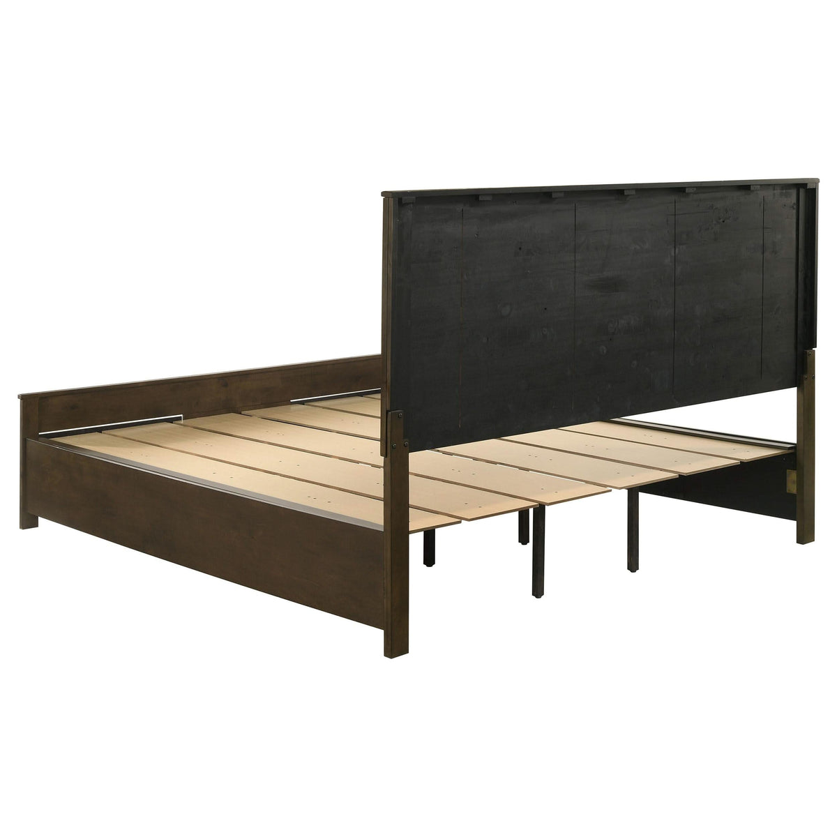 Juego de dormitorio Woodmont California King de 4 piezas en marrón dorado