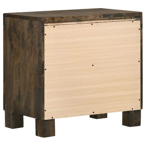 Juego de dormitorio Woodmont California King de 4 piezas en marrón dorado