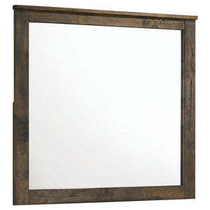 Juego de dormitorio Woodmont California King de 4 piezas en marrón dorado