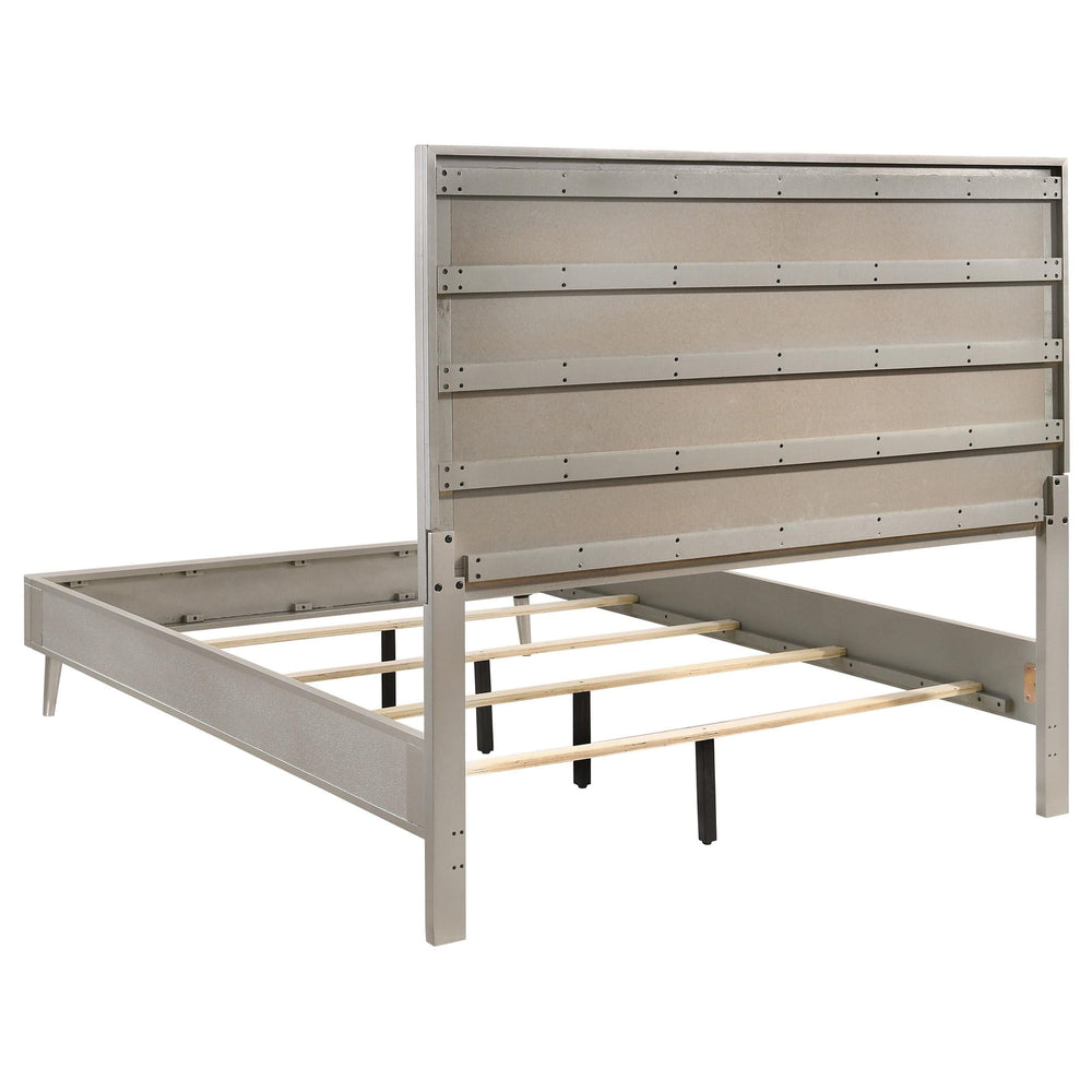 Juego de dormitorio Ramon de 4 piezas Eastern King en plata metálica