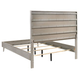Juego de dormitorio Ramon de 4 piezas Eastern King en plata metálica