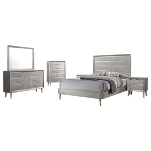 Juego de dormitorio Ramon de 5 piezas Eastern King en plata de ley metálica