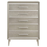 Cómoda Ramon de 5 cajones color plata metalizada