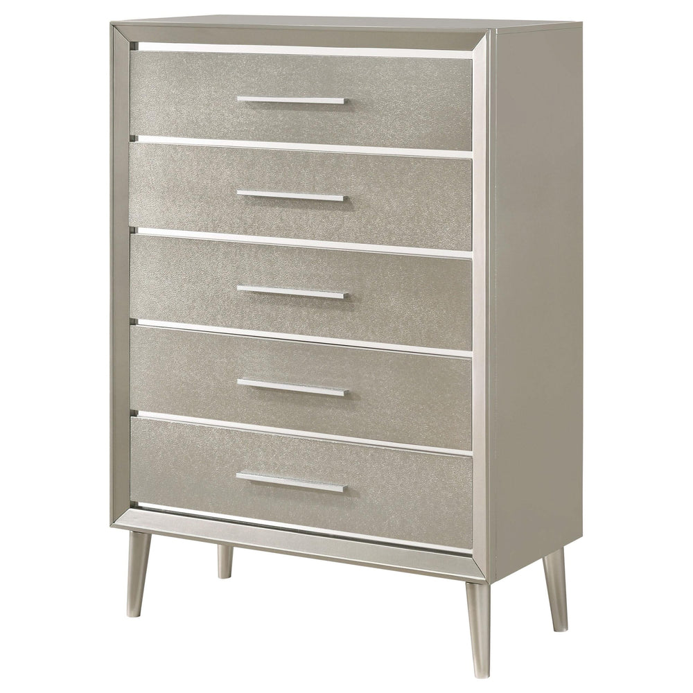 Cómoda Ramon de 5 cajones color plata metalizada