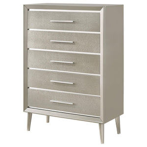 Cómoda Ramon de 5 cajones color plata metalizada