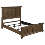 Cama Bennington Wood Eastern King con paneles en color marrón acacia