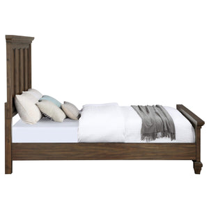 Cama Bennington Wood Eastern King con paneles en color marrón acacia