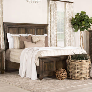 Cama California King con paneles Bennington Wood, color marrón acacia