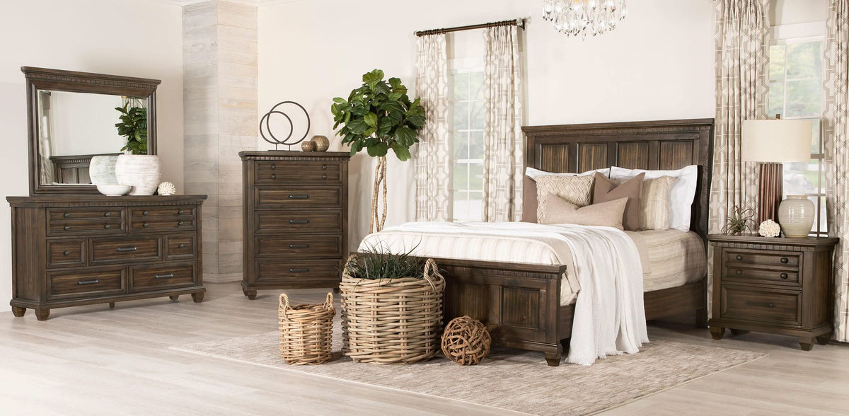 Cama California King con paneles Bennington Wood, color marrón acacia
