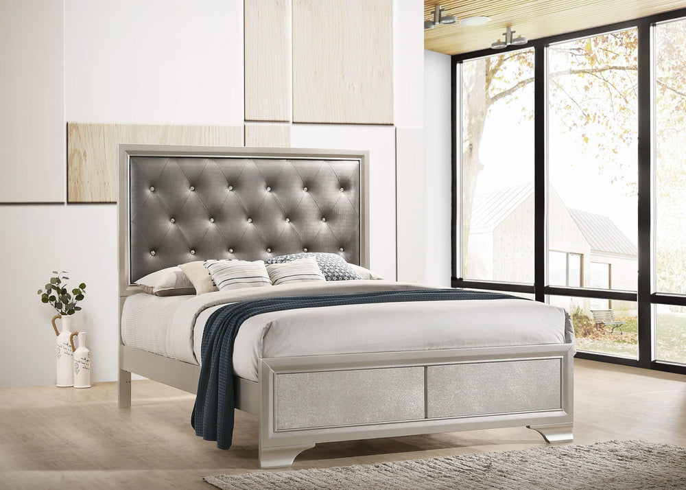 Cama Queen con paneles de madera Salford, color plata metalizada
