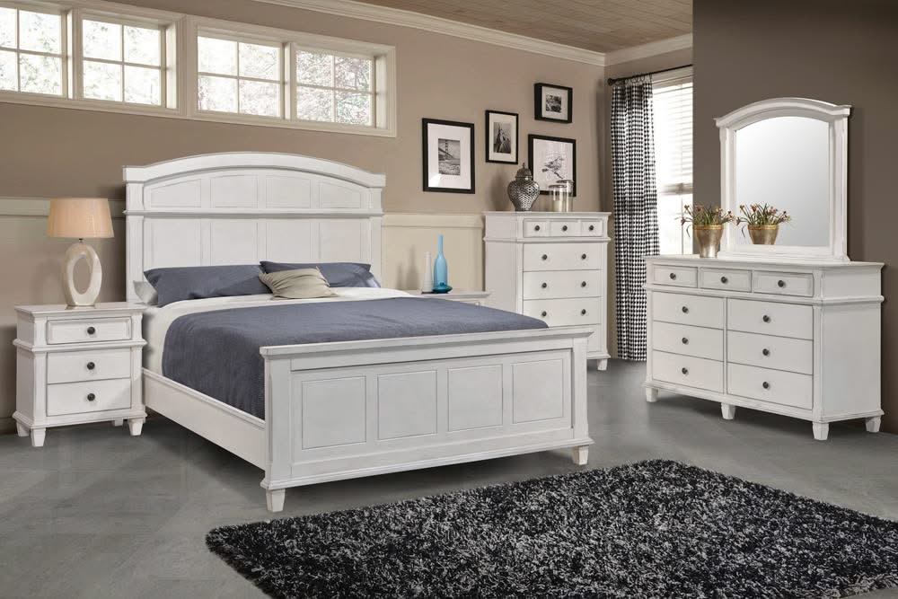 Cama Carolina Eastern King con paneles en blanco antiguo