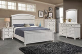 Cama Carolina Eastern King con paneles en blanco antiguo