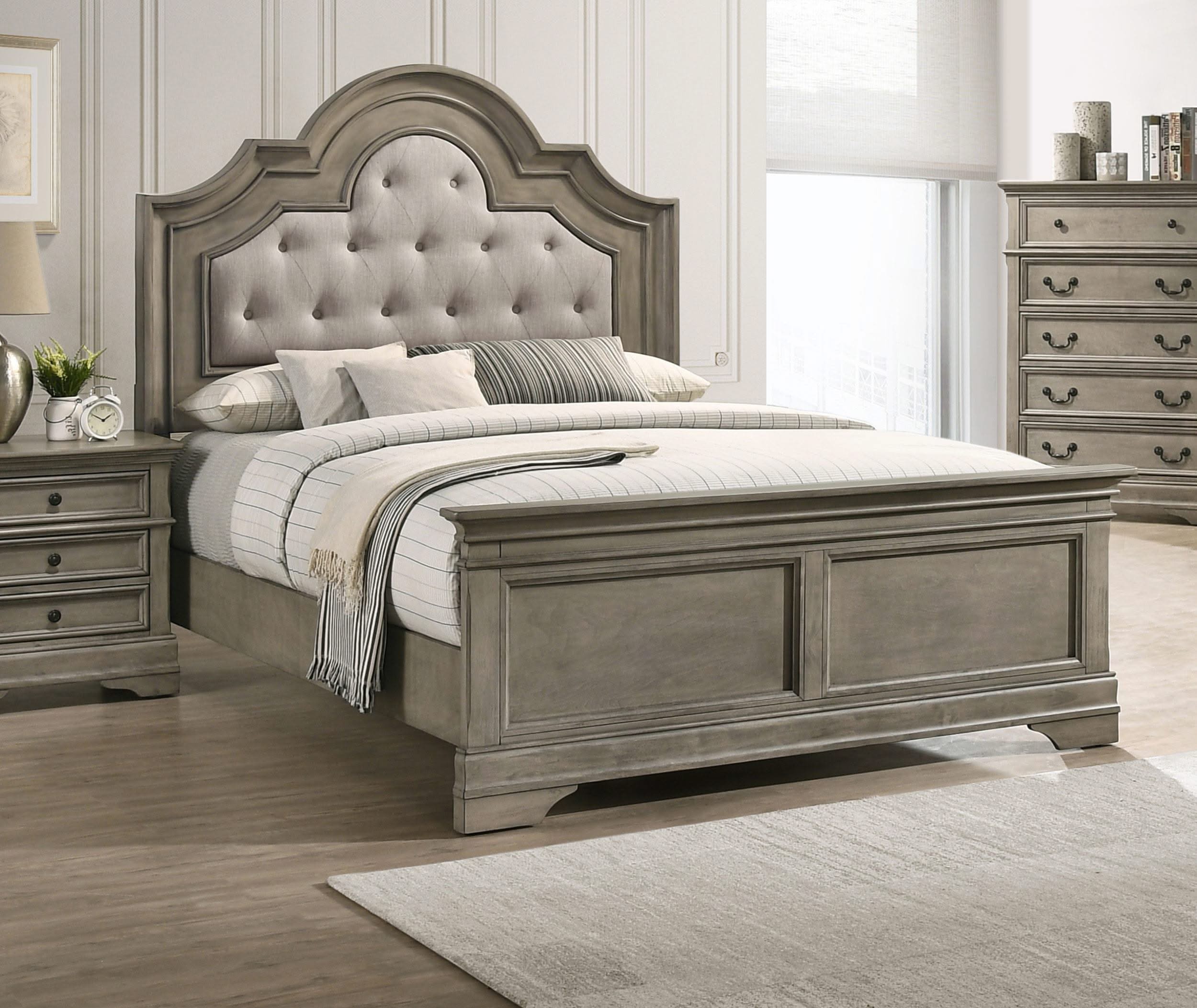 Cama Queen con paneles de madera Manchester en color marrón trigo