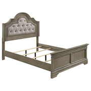 Cama Queen con paneles de madera Manchester en color marrón trigo