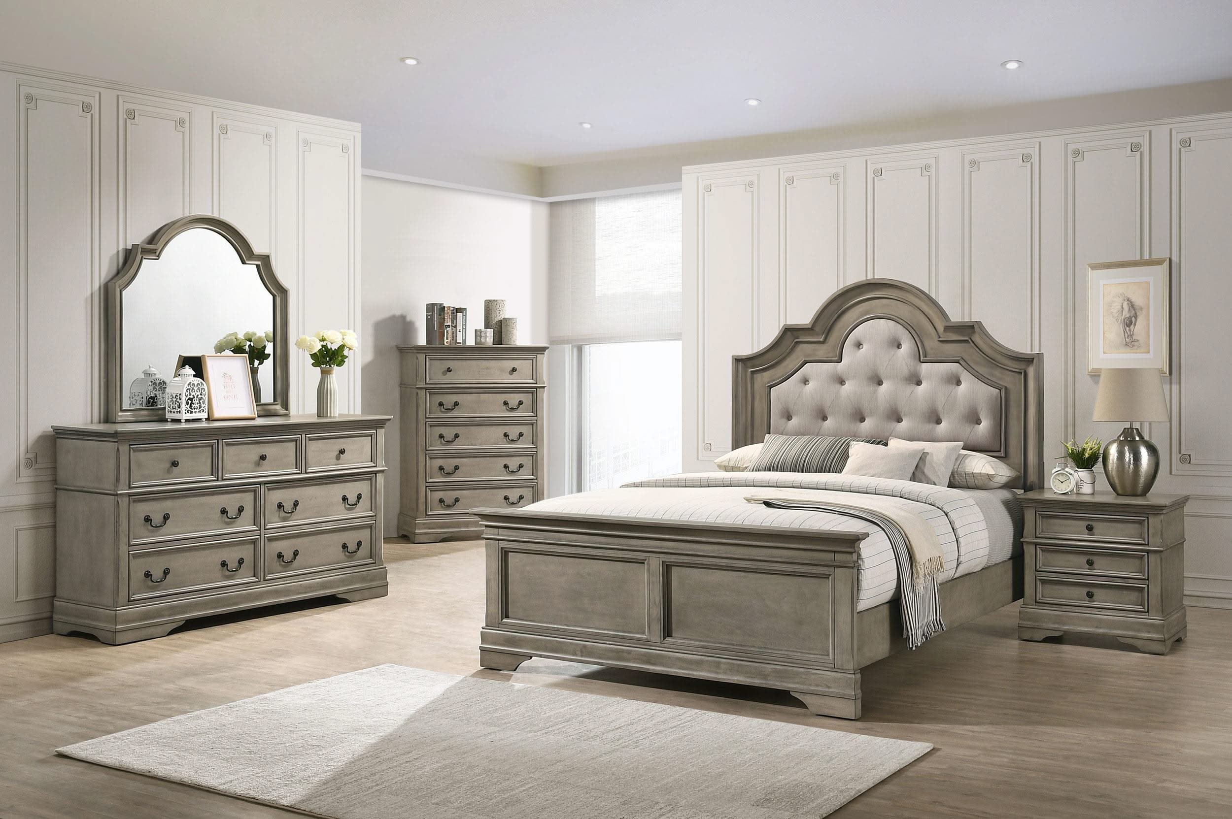 Cama Queen con paneles de madera Manchester en color marrón trigo