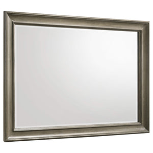 Juego de dormitorio Alderwood California King de 4 piezas en gris francés