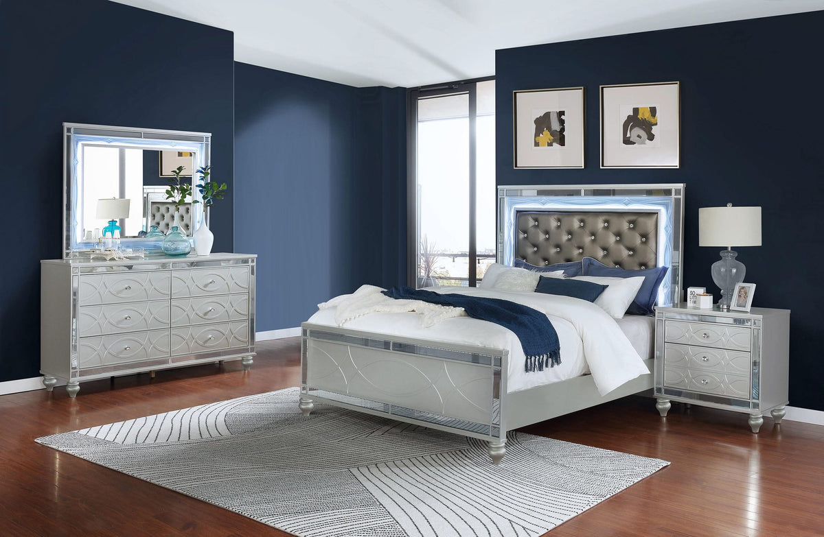Juego de dormitorio Gunnison Eastern King de 4 piezas, color plateado metalizado