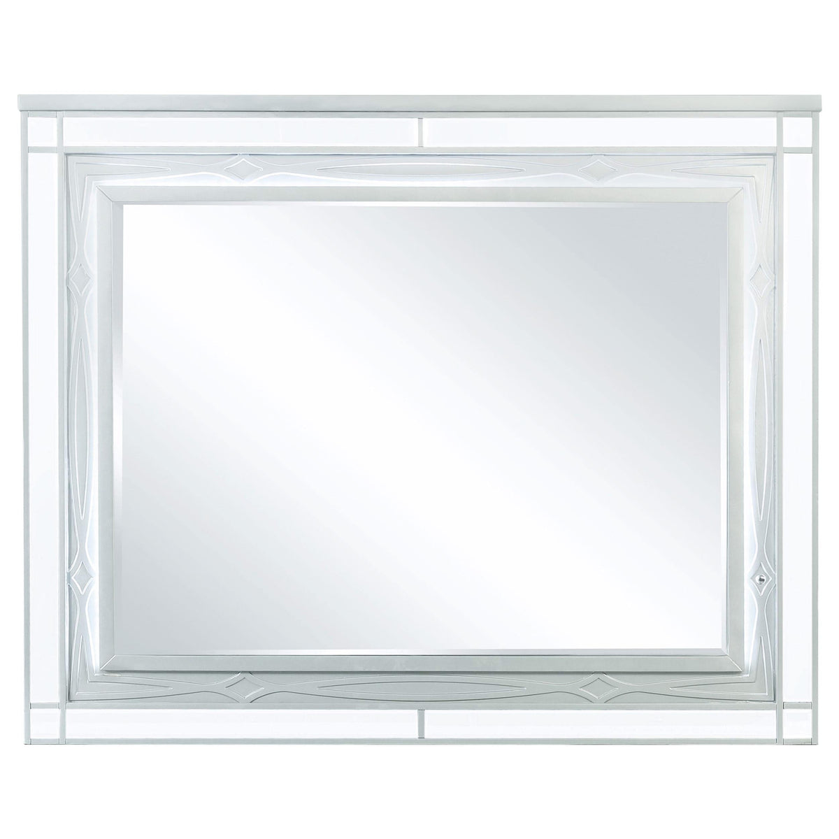 Juego de dormitorio Gunnison Eastern King de 4 piezas, color plateado metalizado