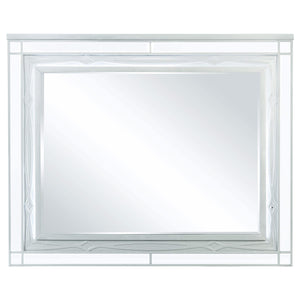 Juego de dormitorio Gunnison Eastern King de 4 piezas, color plateado metalizado