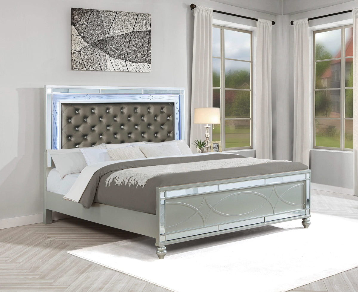 Cama con panel LED Gunnison Wood Eastern King, color plateado metalizado