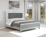 Cama con panel LED Gunnison Wood Eastern King, color plateado metalizado