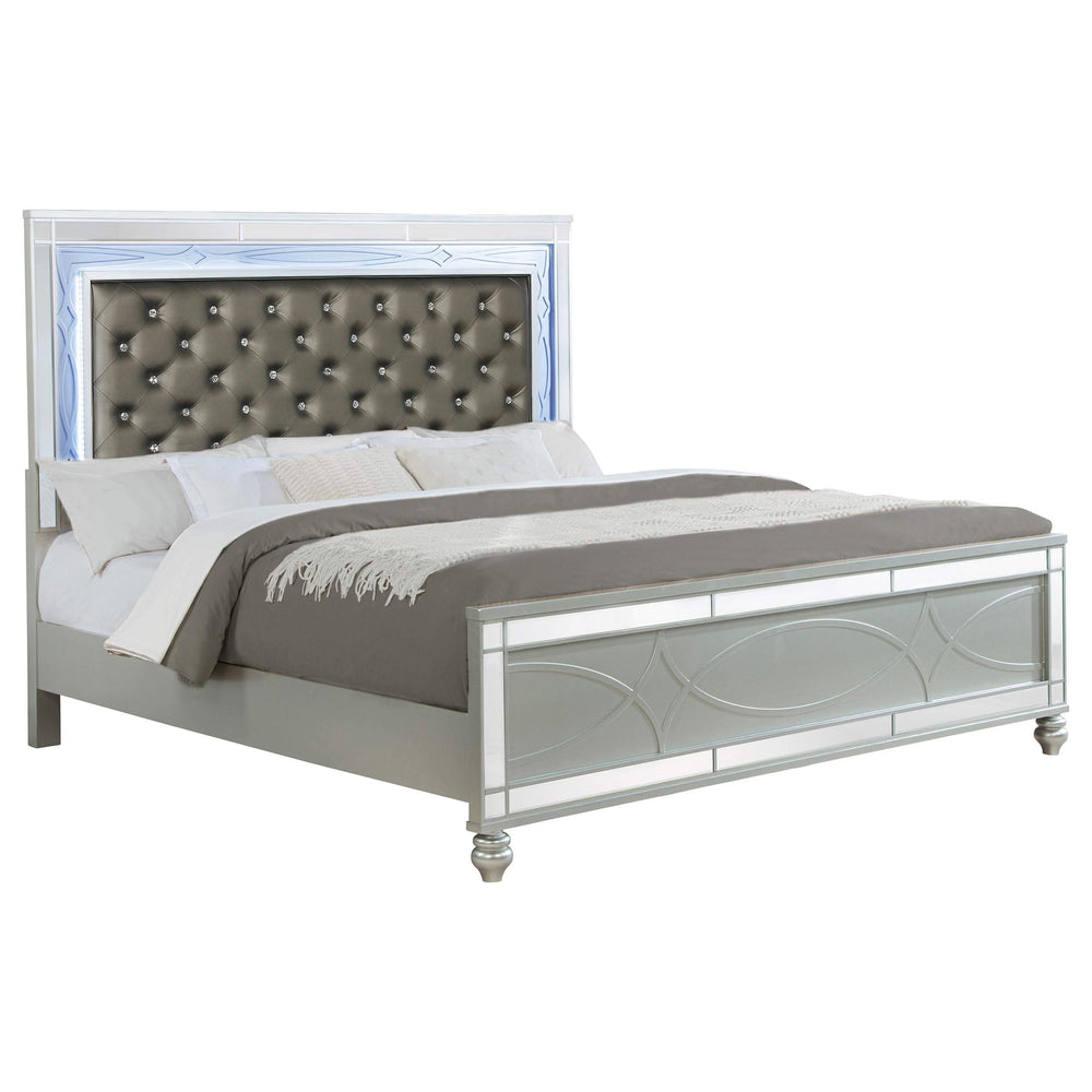 Cama con panel LED Gunnison Wood Eastern King, color plateado metalizado