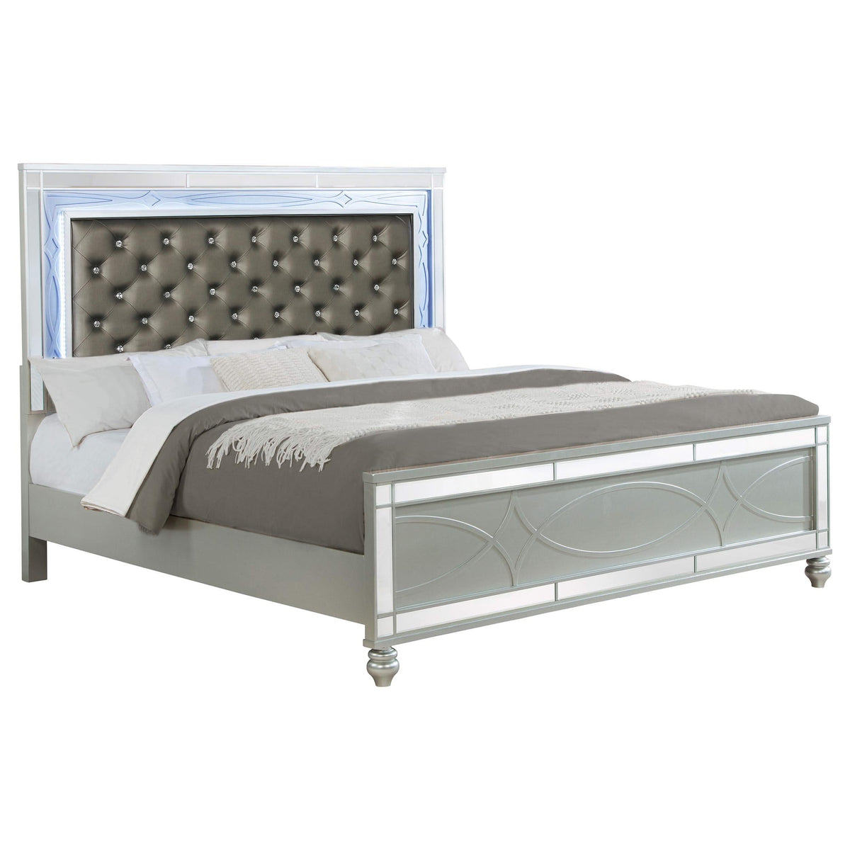 Cama con panel LED Gunnison Wood Eastern King, color plateado metalizado