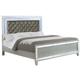 Cama con panel LED Gunnison Wood Eastern King, color plateado metalizado