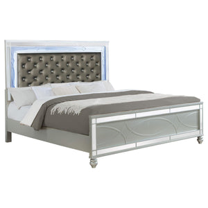 Cama con panel LED Gunnison Wood Eastern King, color plateado metalizado