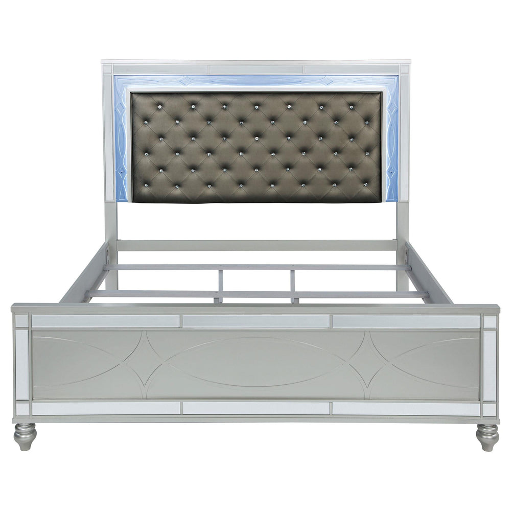 Cama con panel LED Gunnison Wood Eastern King, color plateado metalizado