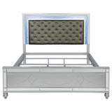 Cama con panel LED Gunnison Wood Eastern King, color plateado metalizado