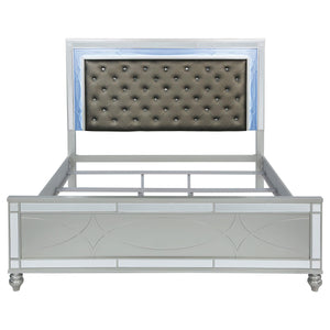 Cama con panel LED Gunnison Wood Eastern King, color plateado metalizado
