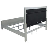 Cama con panel LED Gunnison Wood Eastern King, color plateado metalizado