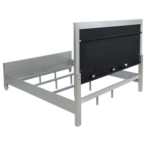 Cama con panel LED Gunnison Wood Eastern King, color plateado metalizado