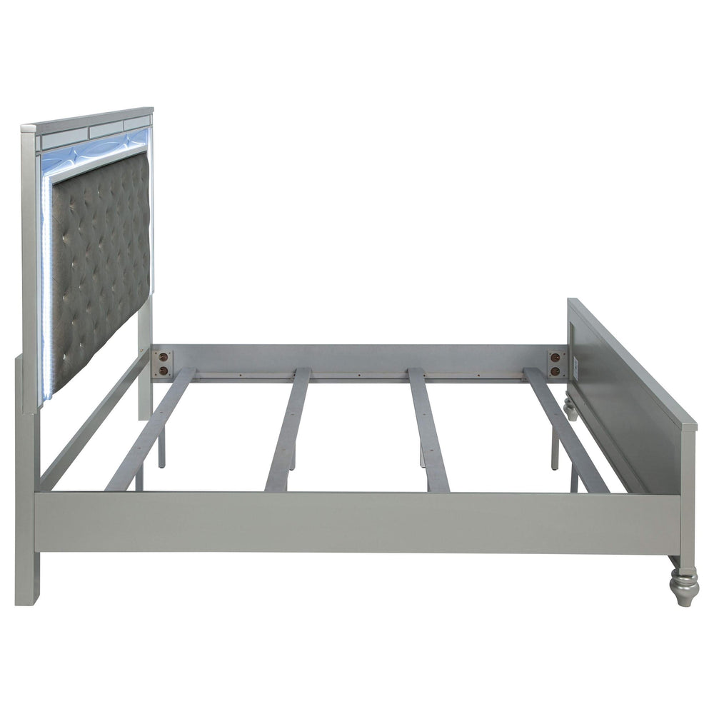 Cama con panel LED Gunnison Wood Eastern King, color plateado metalizado
