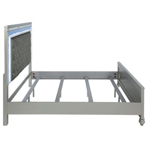 Cama con panel LED Gunnison Wood Eastern King, color plateado metalizado
