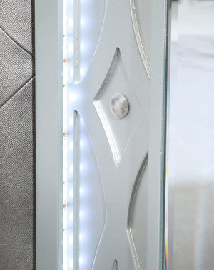 Cama con panel LED Gunnison Wood Eastern King, color plateado metalizado