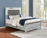 Cama California King con paneles LED Gunnison Wood, color plateado metalizado