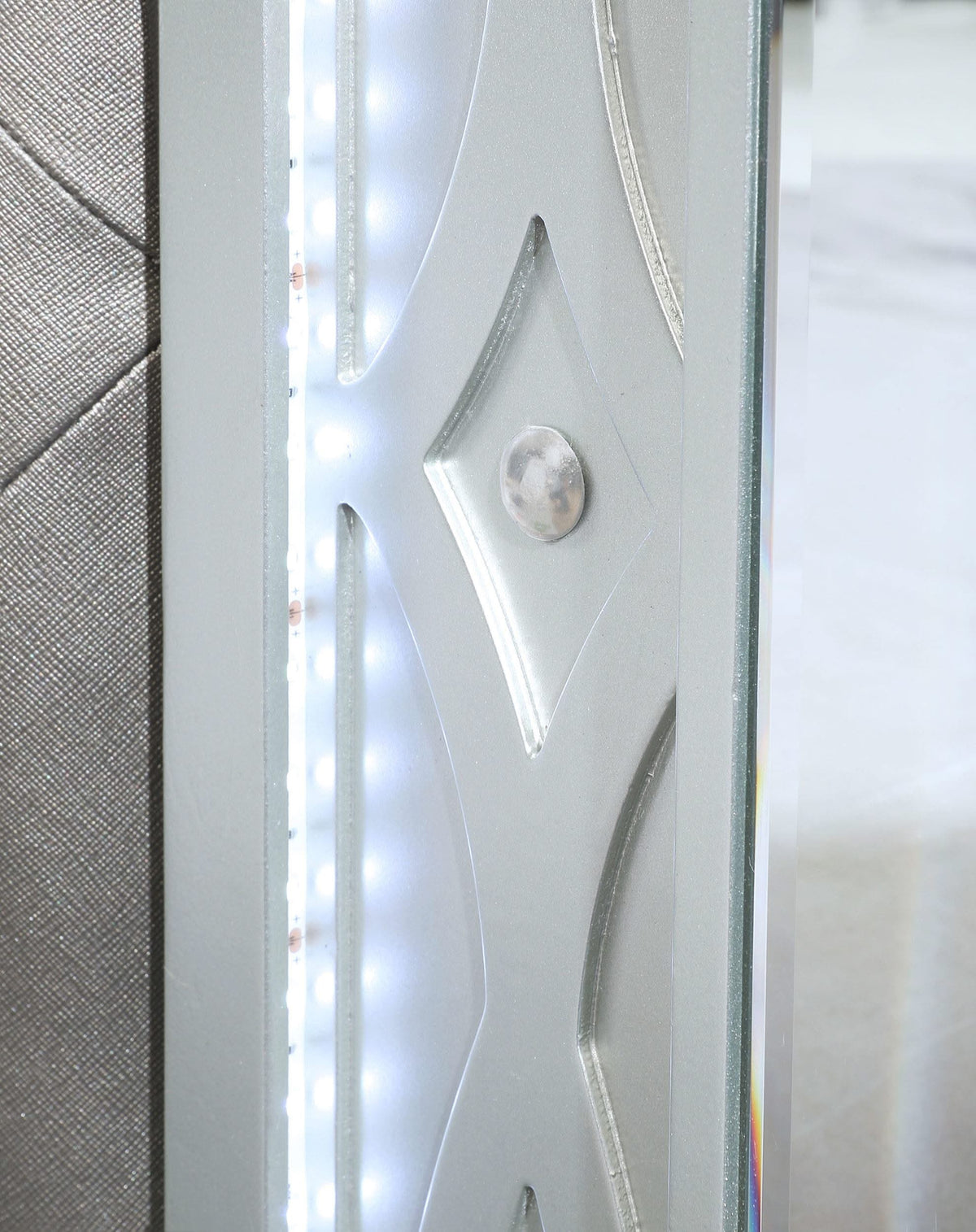 Cama California King con paneles LED Gunnison Wood, color plateado metalizado