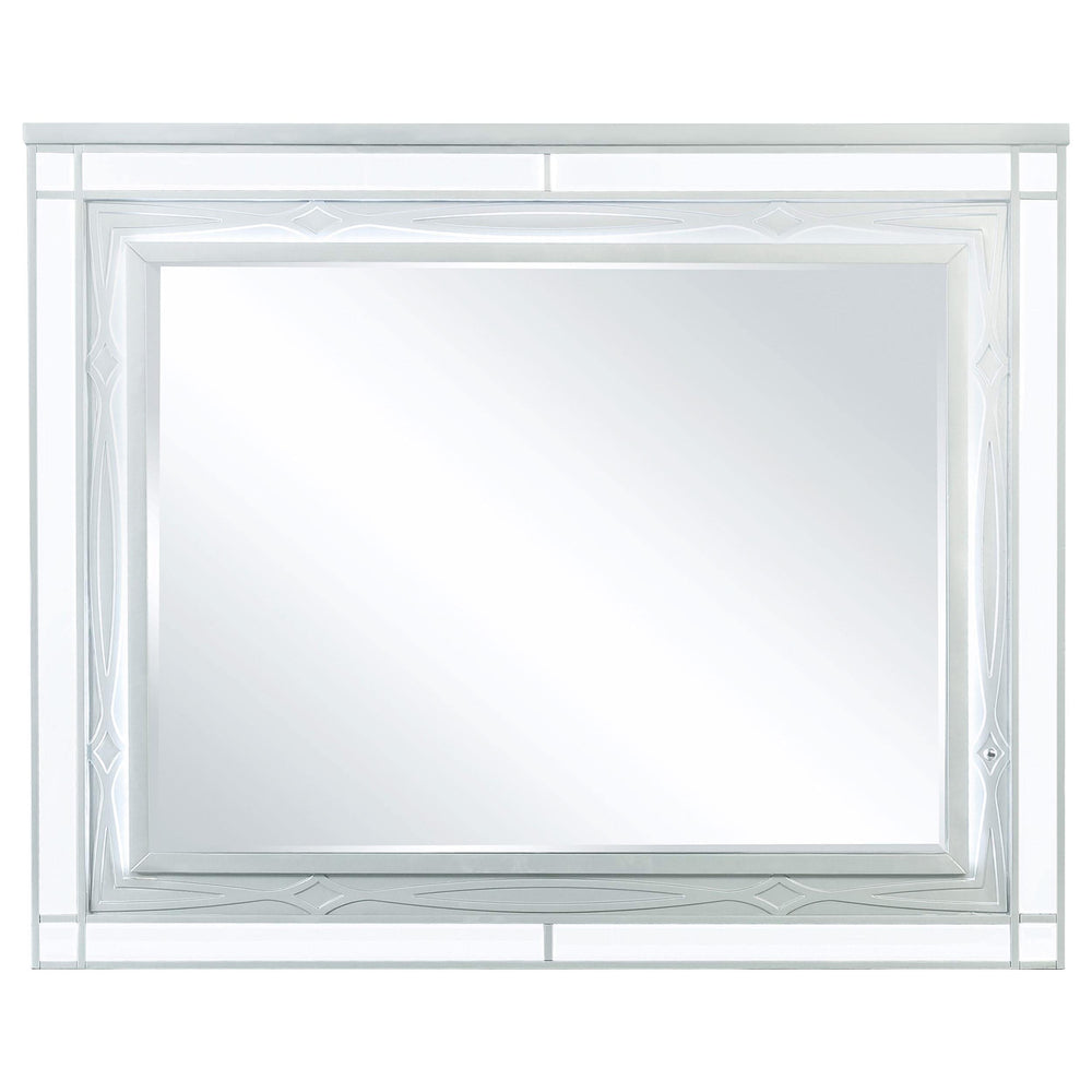 Juego de dormitorio Gunnison de 4 piezas tamaño Queen, color plateado metalizado